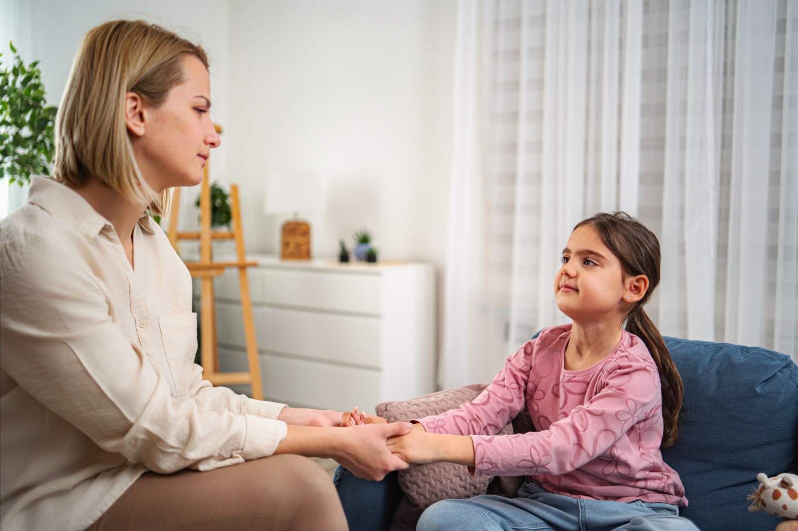 Machanie rękami u dziecka – czy to zawsze objaw autyzmu?